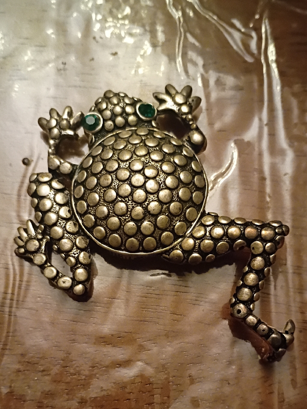 Silver-Tone Decorative Frog Ornament for Reptile Habitats